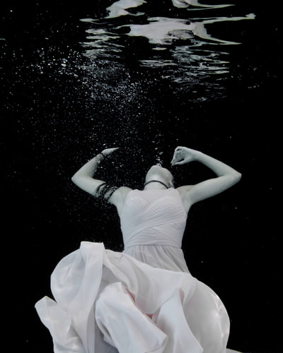 Underwater fashion and fine art photographer based in Cincinnati, Ohio underwater photography