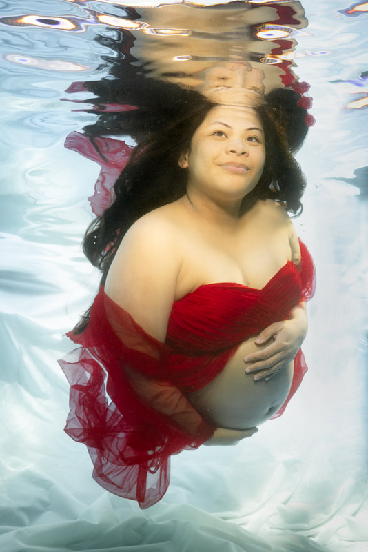 Underwater maternity photographer.  underwater pregnancy pictures. based in Cincinnati, Ohio will travel. www.tinagutierrezartsphotography.com